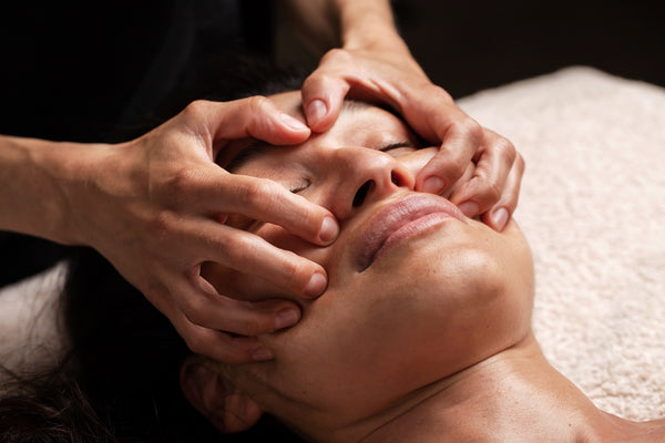 I benefici del massaggio facciale per idratare la pelle – Elixir  Cosmeceuticals